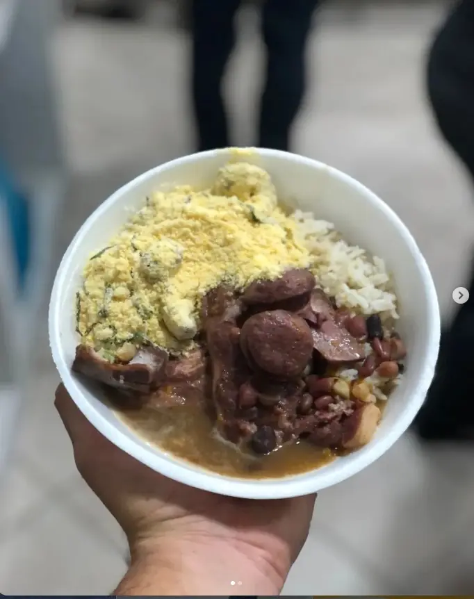 Marmita com feijoada, arroz e farofa servida em pote de isopor