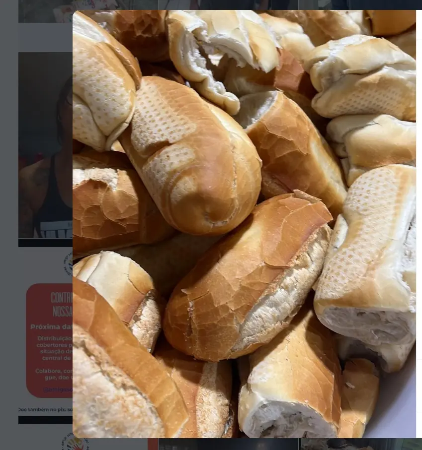 Pilha de pães franceses doados para distribuição